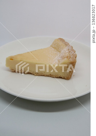 白い皿に乗ったチーズケーキ 136823017