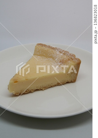 白い皿に乗ったチーズケーキ 白い皿に乗ったチーズケーキ 136823018