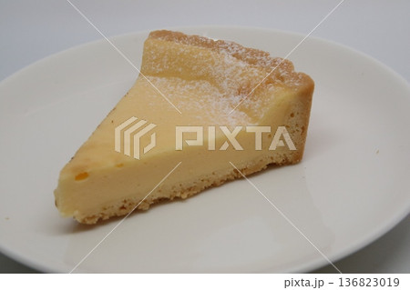 白い皿に乗ったチーズケーキ 136823019