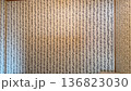 和風の文字が繰り返しデザインされた室内壁紙のクローズアップ。背景素材やテクスチャ素材として使用可能。 136823030