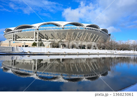 雪景色のビッグスワンスタジアム(新潟県新潟市) 雪景色のビッグスワンスタジアム(新潟県新潟市) 136823061