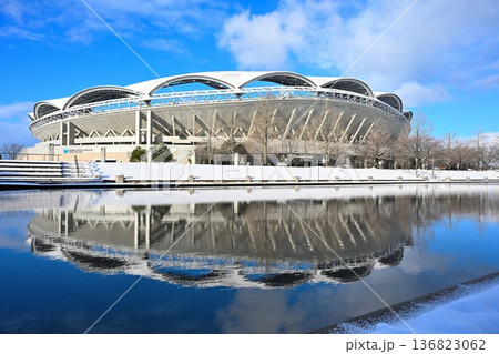 雪景色のビッグスワンスタジアム(新潟県新潟市) 雪景色のビッグスワンスタジアム(新潟県新潟市) 136823062