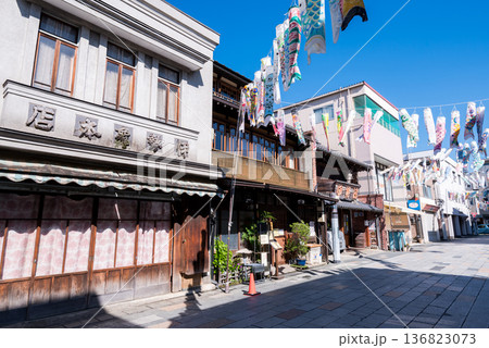 【小江戸川越】早朝の大正浪漫夢通りとこいのぼり 136823073