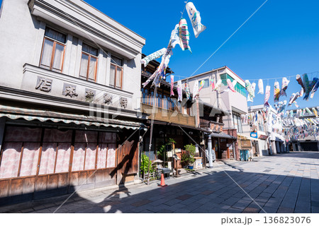 【小江戸川越】早朝の大正浪漫夢通りとこいのぼり 【小江戸川越】早朝の大正浪漫夢通りとこいのぼり 136823076