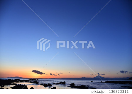三浦半島和田海水浴場から見る夕暮れの富士山 三浦半島和田海水浴場から見る夕暮れの富士山 136823311