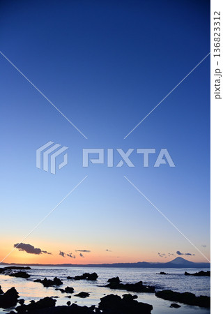 三浦半島和田海水浴場から見る夕暮れの富士山 136823312