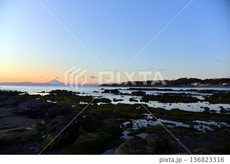 三浦半島和田海水浴場から見る夕暮れの富士山 136823316