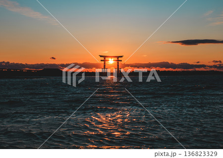 浜松・弁天島の鳥居に沈む夕日 浜松・弁天島の鳥居に沈む夕日 136823329