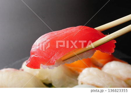 握り寿司　まぐろ 136823355