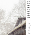 古い小屋（雪の日）縦位置 136823372