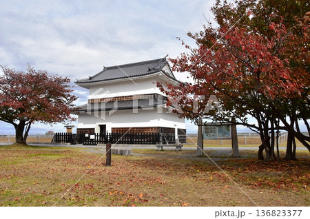 桑名市 三之丸公園の蟠龍櫓(ばんりゅうやぐら)と秋景色 桑名市 三之丸公園の蟠龍櫓(ばんりゅうやぐら)と秋景色 136823377
