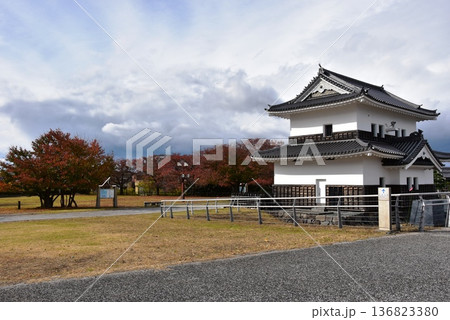 桑名市 蟠龍櫓(ばんりゅうやぐら)と三之丸公園の秋景色 桑名市 蟠龍櫓(ばんりゅうやぐら)と三之丸公園の秋景色 136823380