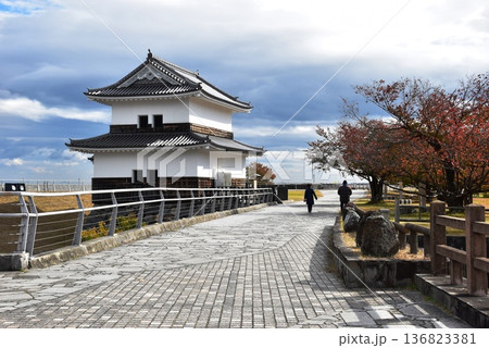 桑名市 三之丸公園の蟠龍櫓(ばんりゅうやぐら)と秋景色 桑名市 三之丸公園の蟠龍櫓(ばんりゅうやぐら)と秋景色 136823381