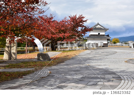 桑名市　三之丸公園の蟠龍櫓（ばんりゅうやぐら）と秋景色 136823382
