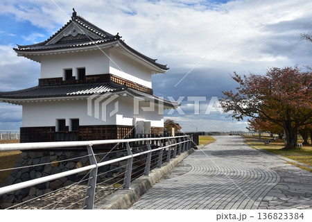 桑名市　三之丸公園の蟠龍櫓（ばんりゅうやぐら）と秋景色 136823384