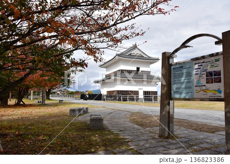 桑名市　三之丸公園の蟠龍櫓（ばんりゅうやぐら）と治水事業案内板 136823386