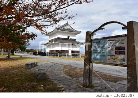 桑名市 三之丸公園の蟠龍櫓(ばんりゅうやぐら)と治水事業案内板 桑名市 三之丸公園の蟠龍櫓(ばんりゅうやぐら)と治水事業案内板 136823387