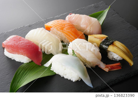握り寿司　7貫セット 136823390