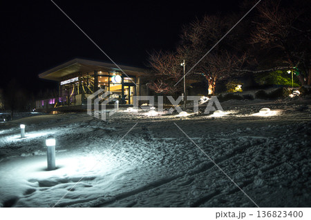 世界一美しいカフェがある真冬の夜の風景 136823400