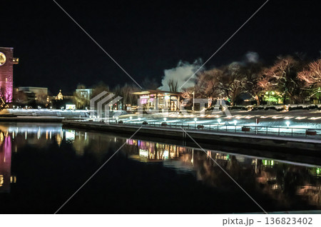 世界一美しいカフェがある真冬の夜の風景 136823402