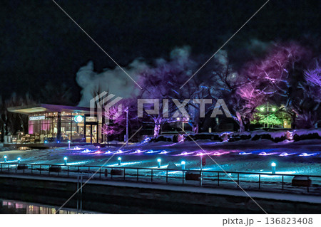 世界一美しいカフェがある真冬の夜の風景 136823408