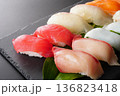 握り寿司 136823418