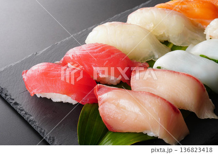握り寿司 136823418