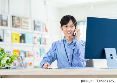 オフィスで働く若いエンジニア オフィスで働く若いエンジニア 136823425