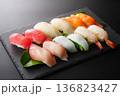 握り寿司　12貫セット 136823427