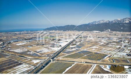2月下旬の富山県東部の朝日町の様子 136823807