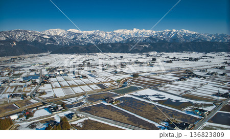 2月下旬の富山県東部の朝日町の様子 136823809
