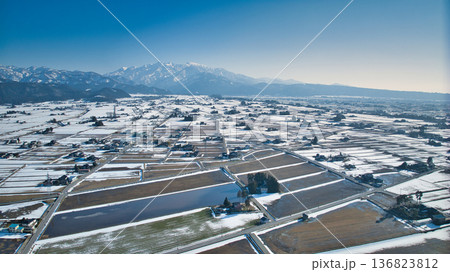 2月下旬の富山県東部の朝日町の様子 136823812
