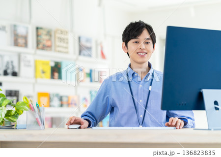 オフィスで働く若いエンジニア 136823835