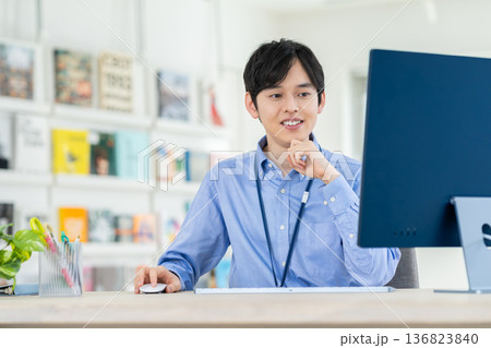 オフィスで働く若いエンジニア 136823840