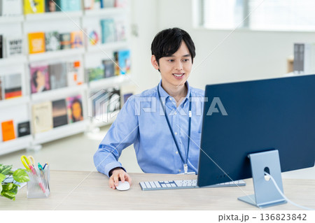 オフィスで働く若いエンジニア オフィスで働く若いエンジニア 136823842