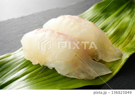握り寿司 　鯛　 136823849