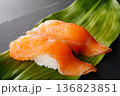 握り寿司　サーモン 136823851
