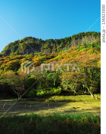 秋の奈良県曽爾村　紅葉に囲まれた屏風岩 136823880