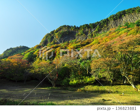 秋の奈良県曽爾村　紅葉に囲まれた屏風岩 136823881