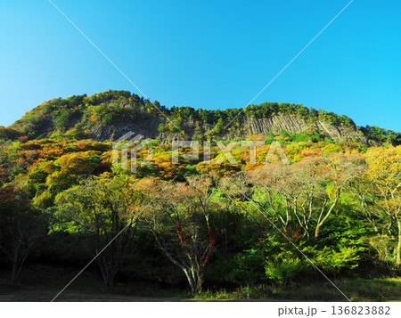 秋の奈良県曽爾村 紅葉に囲まれた屏風岩 秋の奈良県曽爾村 紅葉に囲まれた屏風岩 136823882