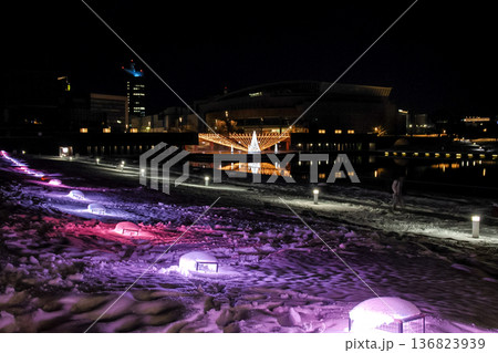 雪が降り積もりより美しさを増す富山県富岩運河環水公園の夜景 雪が降り積もりより美しさを増す富山県富岩運河環水公園の夜景 136823939