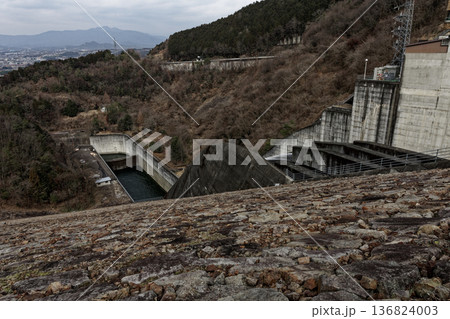 木曽川水系のロックフィルダム阿木川ダム堰堤風景 136824003