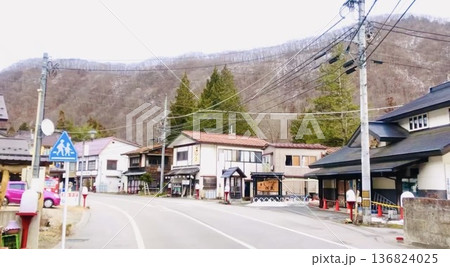 冷えた心を溶かす温かな街並み 136824025