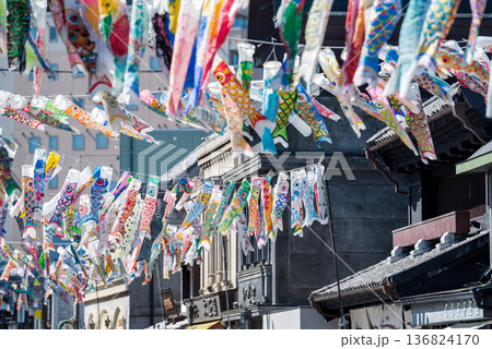 【小江戸川越】早朝の大正浪漫夢通りとこいのぼり 136824170
