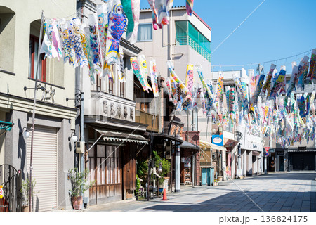 【小江戸川越】早朝の大正浪漫夢通りとこいのぼり 136824175