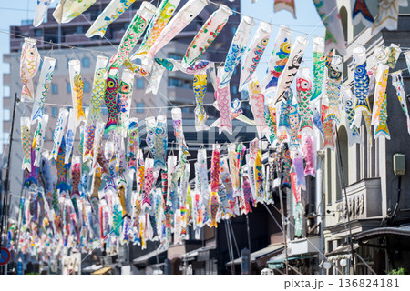 【小江戸川越】早朝の大正浪漫夢通りとこいのぼり 136824181