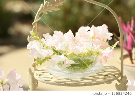春の花、花瓶に入れた花 春風景 春の花、花瓶に入れた花 春風景 136824240