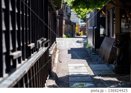 【小江戸川越】早朝の蔵造りの町並み 【小江戸川越】早朝の蔵造りの町並み 136824425