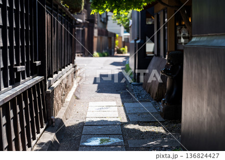 【小江戸川越】早朝の蔵造りの町並み 136824427