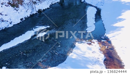 白銀を映し出す水鏡 136824444